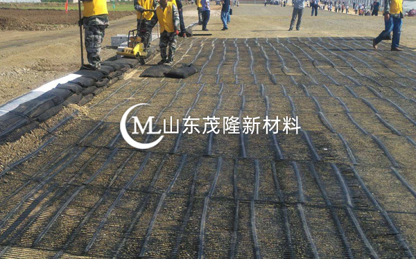 《京臺(tái)高速改擴(kuò)建》土工布、土工格柵施工