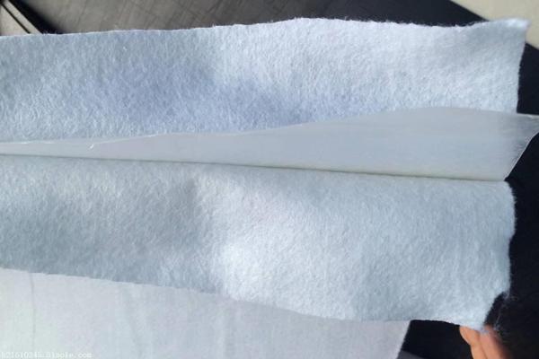 復(fù)合土工膜粘接寬度受影響的原因有哪些？